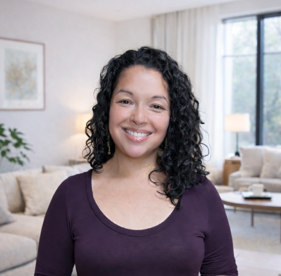 Head shot of hypnotherapist and facilitator of hypnosis experiences for retreats, groups and wellness events, Rosana.